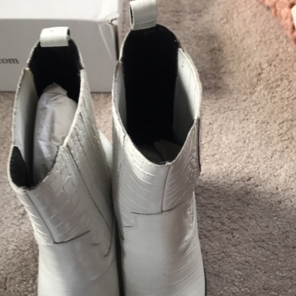 Aldo leather boots size 6.5, new in a box - Picture 6 of 7